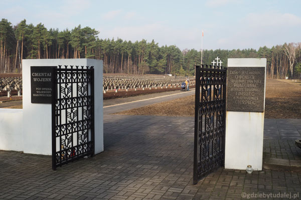 Na bramie słynny napis, wyryty przez nieznanego więźnia gestapo.