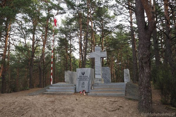 17. Pomnik upamiętniający Rzeczpospolitą Kampinoską - wolny skrawek ziemi z 1944 r.