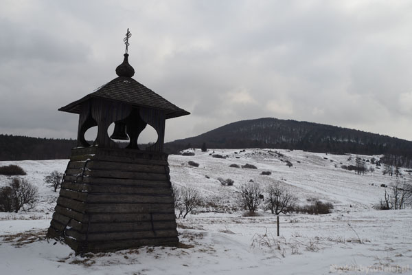 Kapliczka-dzwonnica, w tle Jaworzyna Konieczniańska.