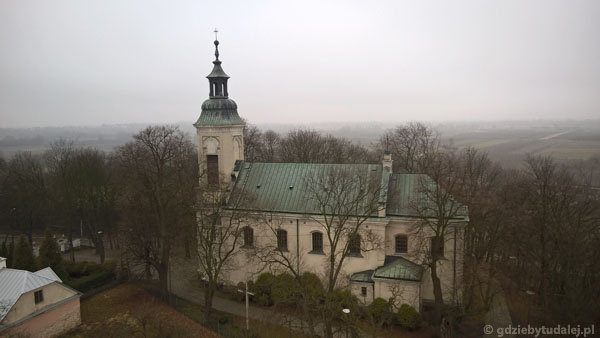 Widok na neobarokowy kościół Przemienienia Pańskiego z pocz. XIX w.