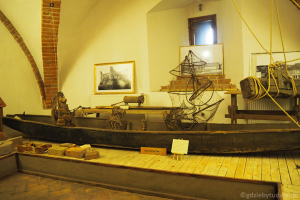 Zwiedzanie zamku zaczynamy od ... ekspozycji etnograficznej. Tu najcenniejszy eksponat - łódź z XVIII w.