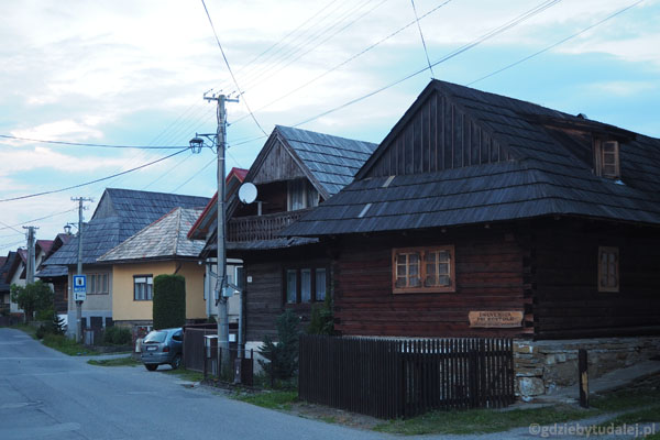W Zubercu można zanocować w tradycyjnych drewnianych chatach.