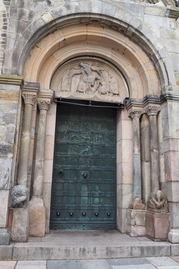 Słynny romański portal ze sceną zdjęcia z krzyża