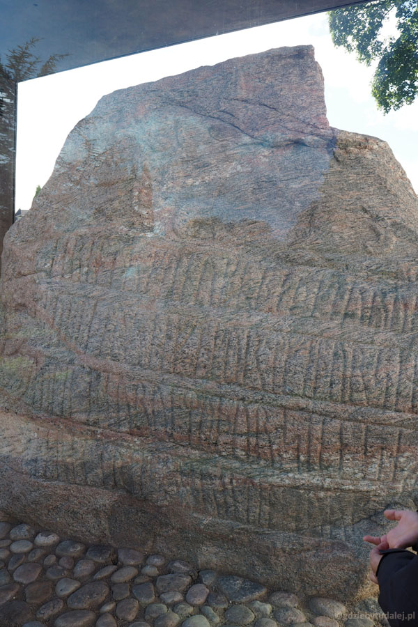Mniejszy kamień z runicznym napisem upamiętniającym Thyrę, żonę Gorma.