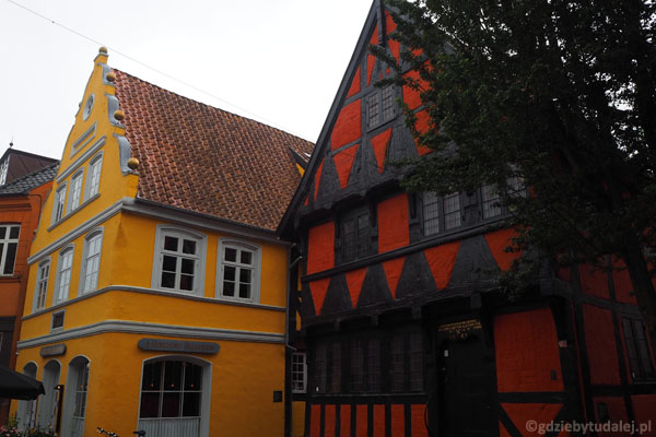 Na starówce można spotkać stare kolorowe domki
