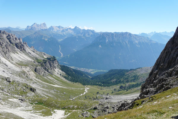 Widok z przełęczy Vaiolon na wschód, po lewej Marmolada i Ombretta.