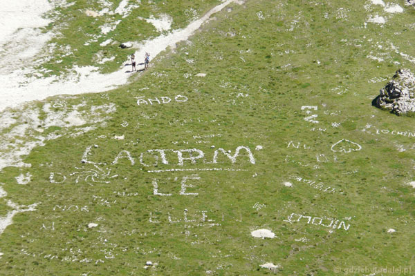 Włosi uwielbiają też robić napisy z kamieni, te widać z przełęczy.