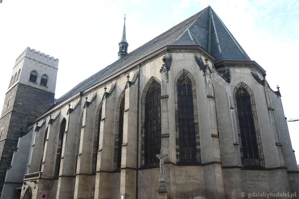 Kościół św. Maurycego z dwiema asymatrycznymi wieżami pochodzi z przełomu XV i XVI w.