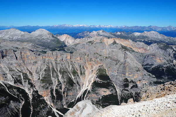Widok z Tofany di Dentro, północny horyzont zajmują Alpy.