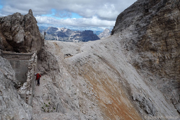 Na przełęczy Forcella Grande jest węzeł szlaków i kolejne pozostałości wojenne.