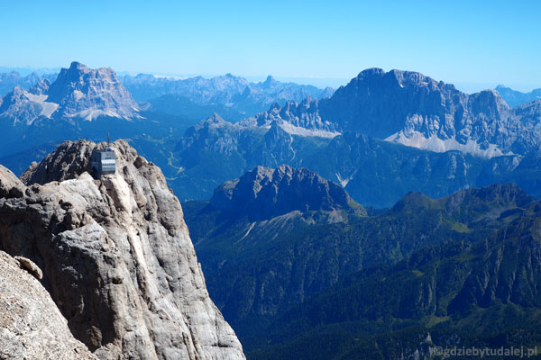 Widać szczyt Punta Rocca z górną stacją kolejki linowej.