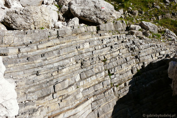 To nie schodki z cegły - to tak wyraźny warstwowy układ skał!.