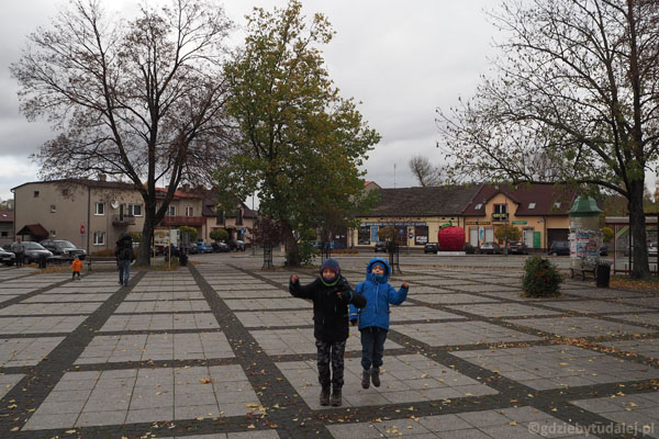 Trapezowaty rynek w Mstowie świetnie nadaje się do wybiegania dzieciaków.