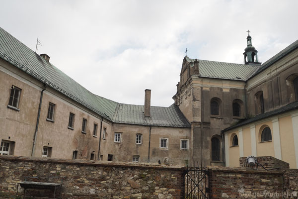 Do kościoła przylegają budynki klasztorne.