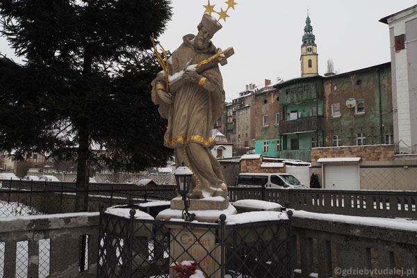 Figura św. Jana Nepomucena nad Bystrzycą Łomnicką.