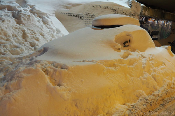 W Zieleńcu wszystko pod śniegiem - nawet samochody